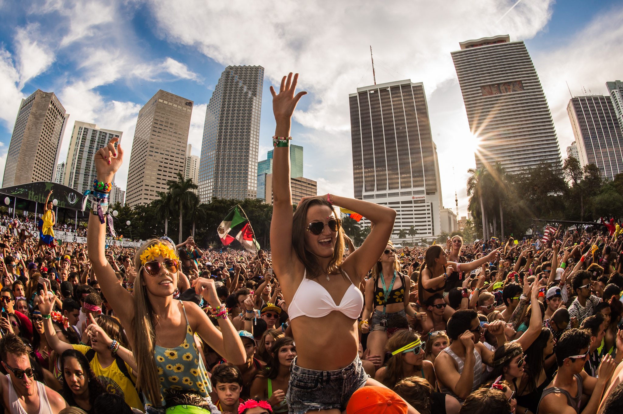Покажи какие треки. Ultra Music Festival (Майами, Флорида, США). Ultra Miami Festival. UMF девушки. Ультра фестиваль в Маями 2017 афроджек.