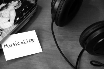 black-and-white-music-headphones-life
