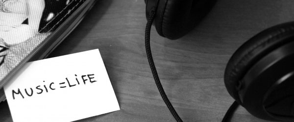 black-and-white-music-headphones-life