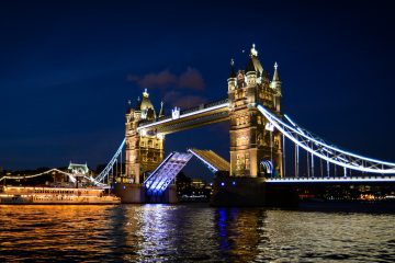 Tower_Bridge_opening_at_night_for_a_ferry